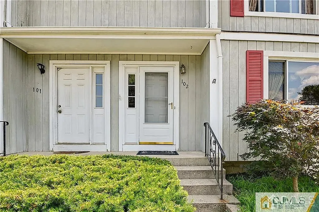 102 Benjamin Ct photo 1