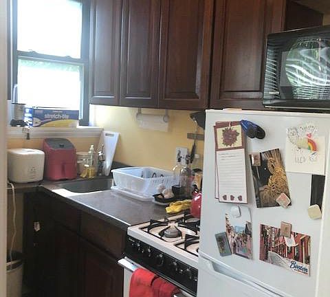 3rd image of 164 Strathmore Rd APT 12