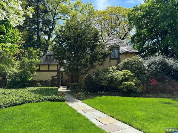 12 Woodland Park Dr, Tenafly, NJ 07670