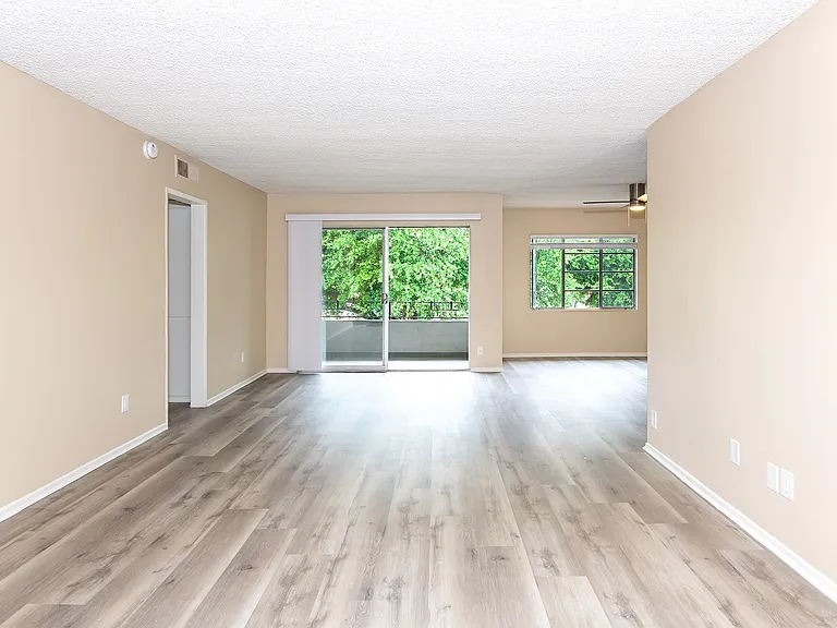 1120 W Alhambra Rd — Photo 1