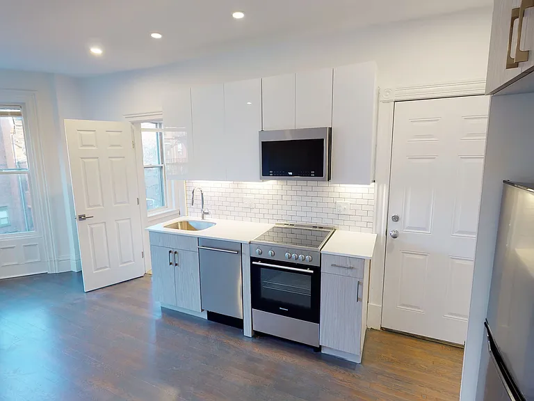 225 Newbury St #3R — Photo 3