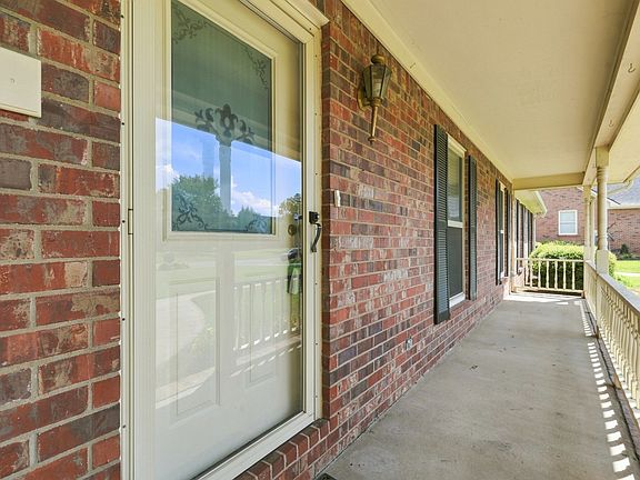 5th image of 718 Majesty Dr