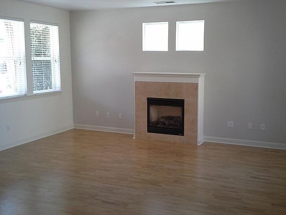 Living Room w gas fireplace