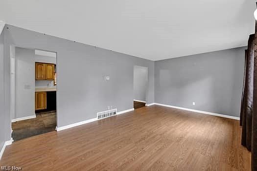 5th image of 878 Jamestown Ave