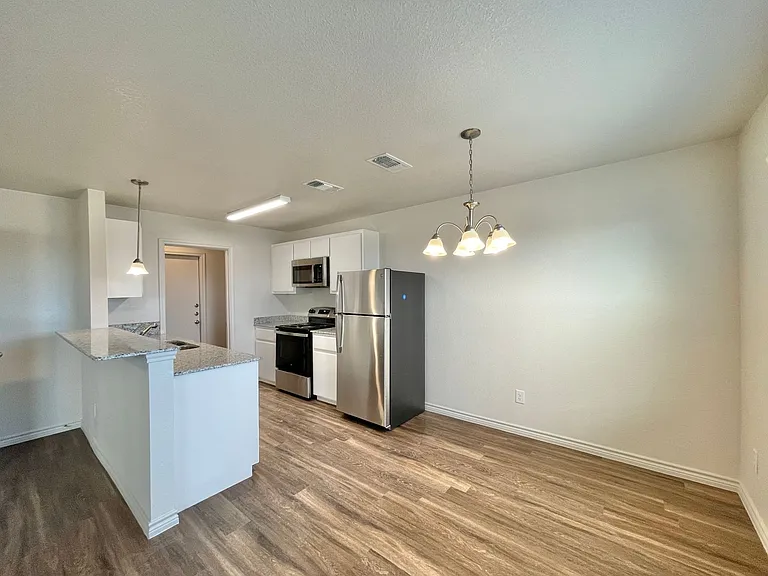 1708 Castroville Trl — Photo 32