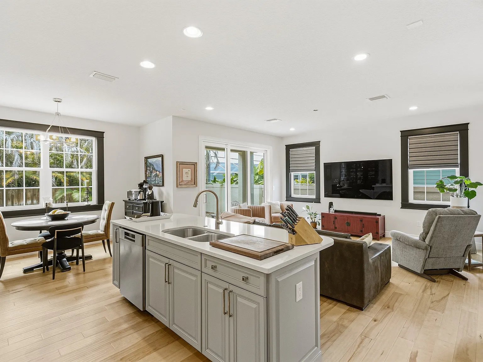 3 bed, 1901 sqft, $4,000 — Photo 3