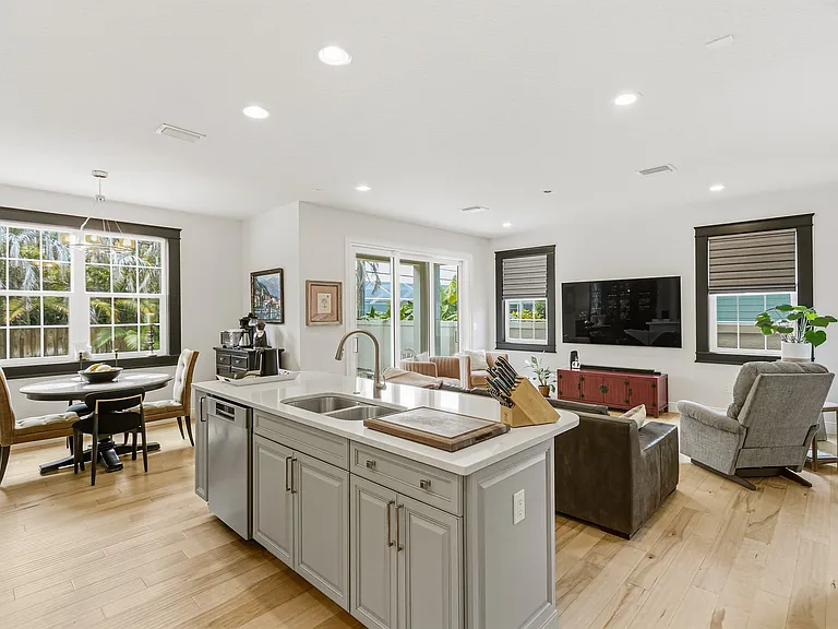107 7th Ave — Photo 3