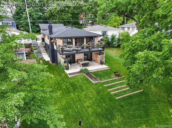 3344 Rush Lake Rd, Pinckney, MI 48169