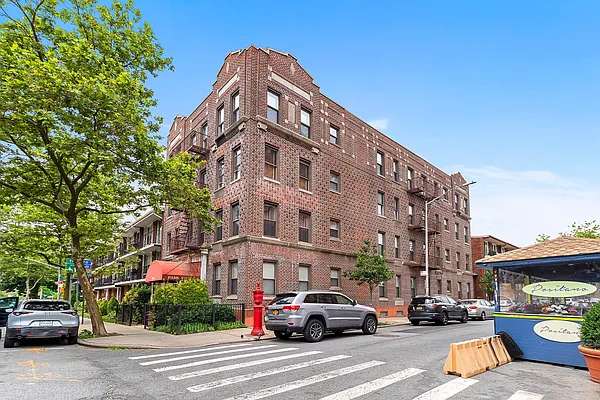 Sold by Redfin Real Estate | media 4