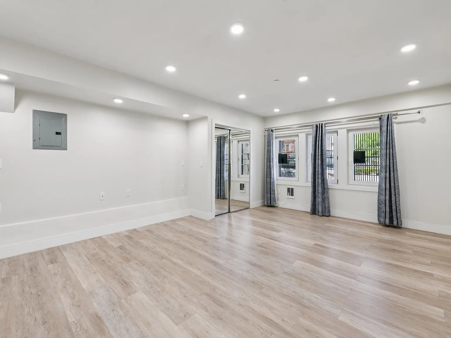 Studio, 416 sqft, $3,599 — Photo 2
