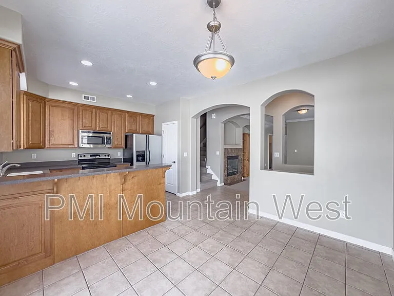 948 Chelsea Ln — Photo 3
