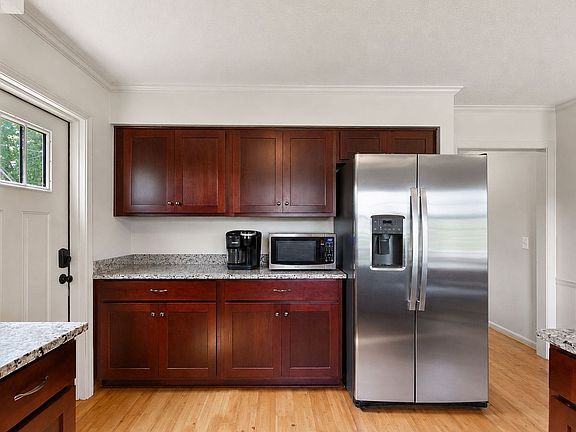 4th image of 1414 Caplewood Dr