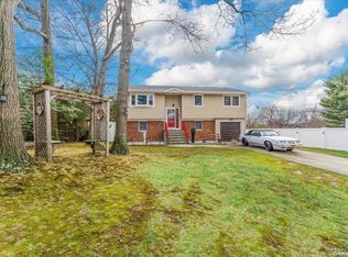 44 Summit St, Plainview, NY 11803