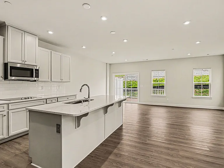 1049 Mountain View Dr — Photo 1