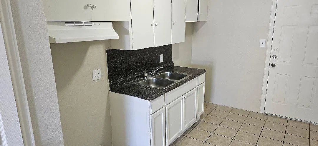 2 bed, 1.0 bath, 800 sqft, $700 — Photo 2