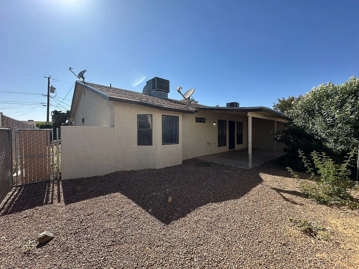 Cute 2 Bedroom, 2 Bathroom Home With Fireplace *Home Is Currently Occupied, Please Do Not Disturb... — Photo 3