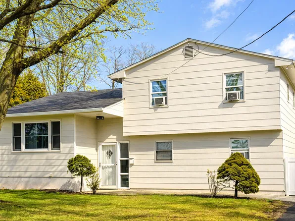 4 Autumn Ln, Ewing, NJ 08638