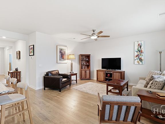3rd image of 105 Coopers Rise