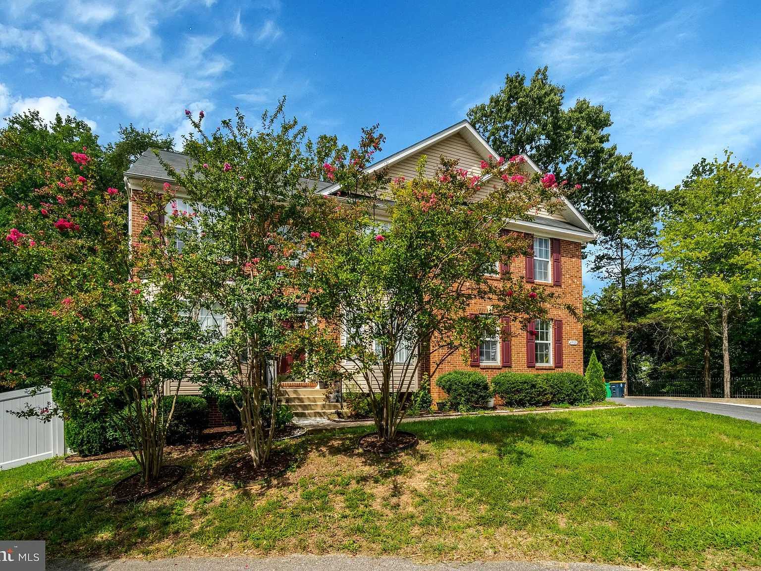 2 bed, 1.0 bath, 2774 sqft, $2,000 — Photo 1