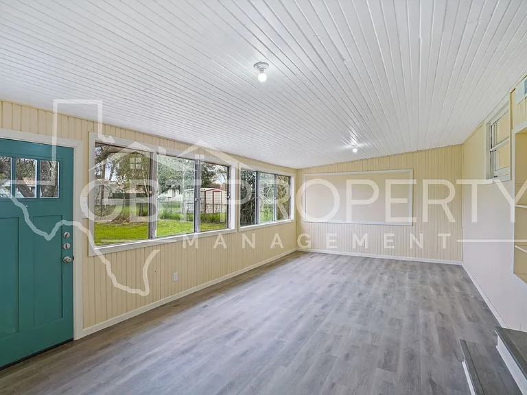 328 Williams St — Photo 8