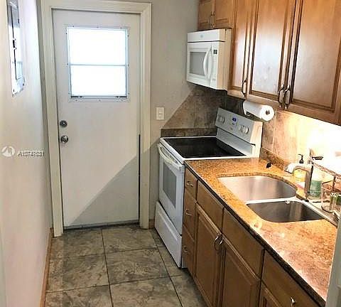 5th image of 1026 NE 9th Ave APT 2
