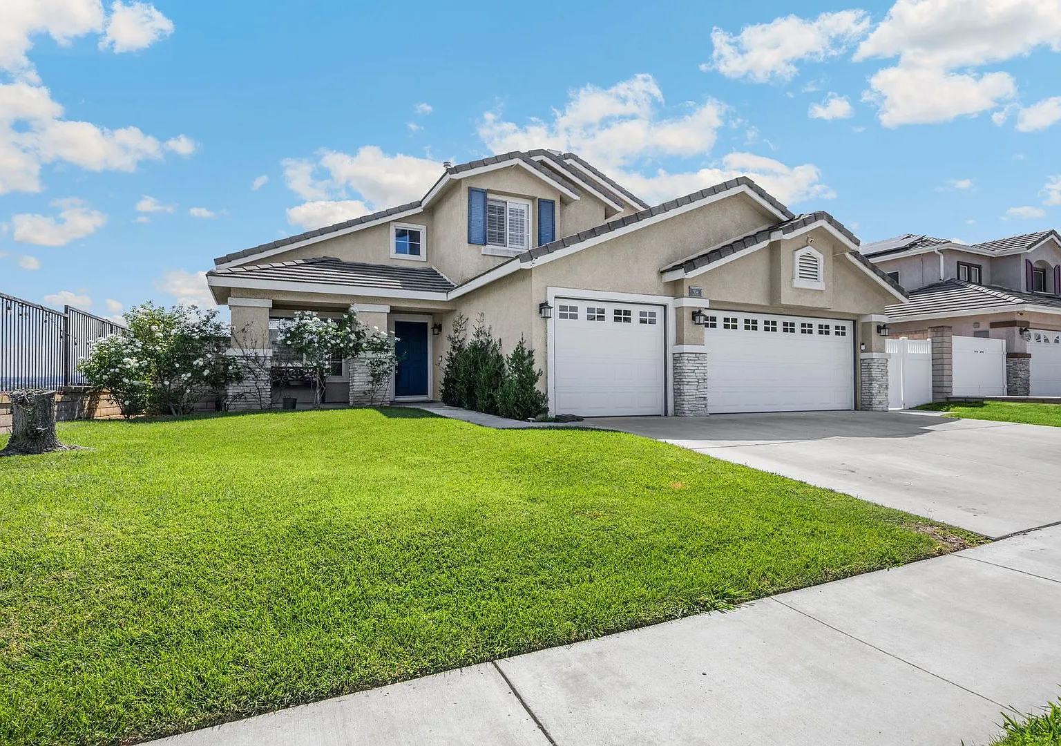 Gorgeous updated 3 Bed / 2.5 Bath w/ Amazing Views - North Corona — Photo 1