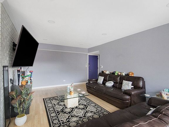 4th image of 8210 Elmwood St #415
