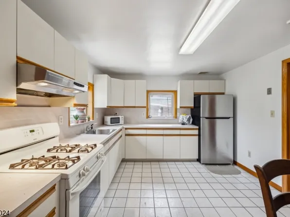 9 Church Sq, Harrison Town, NJ 07029