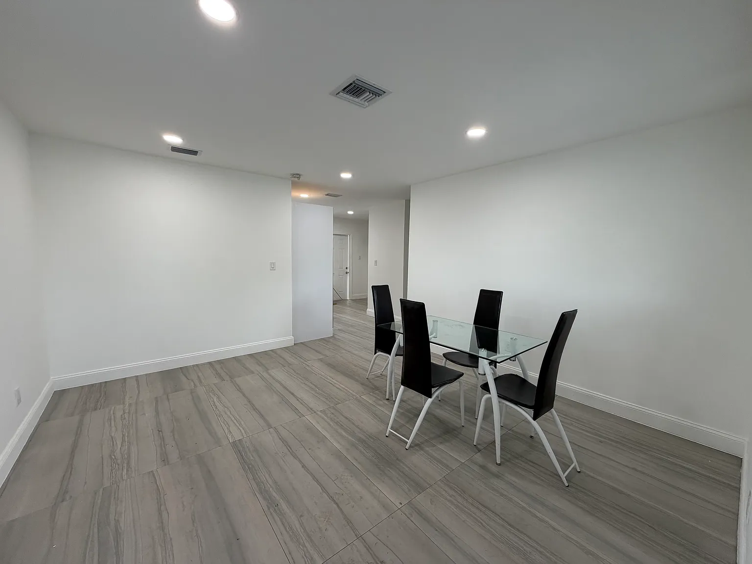 3 bed, 1000 sqft, $2,800 — Photo 2