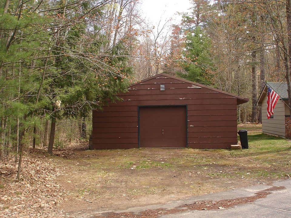 Detached garage w/work area