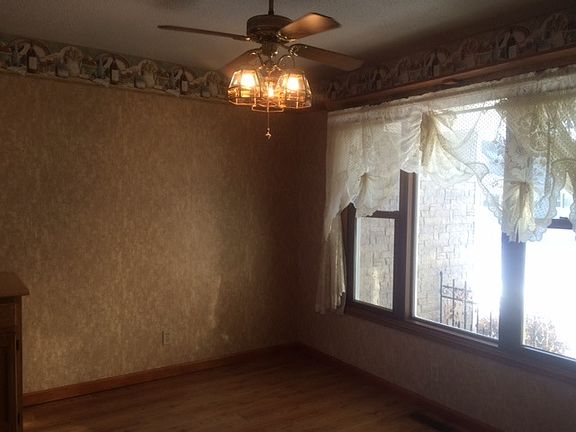 5th image of 410 E Broadway St