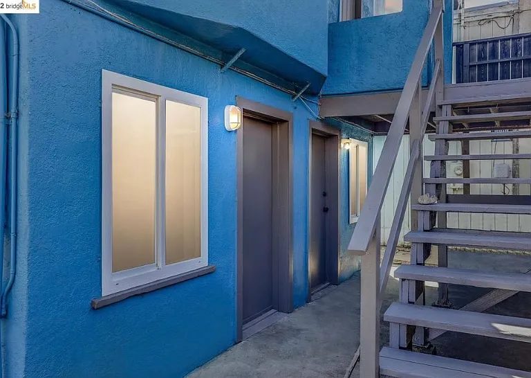 Front entry with view of street parking. Easy in and out.