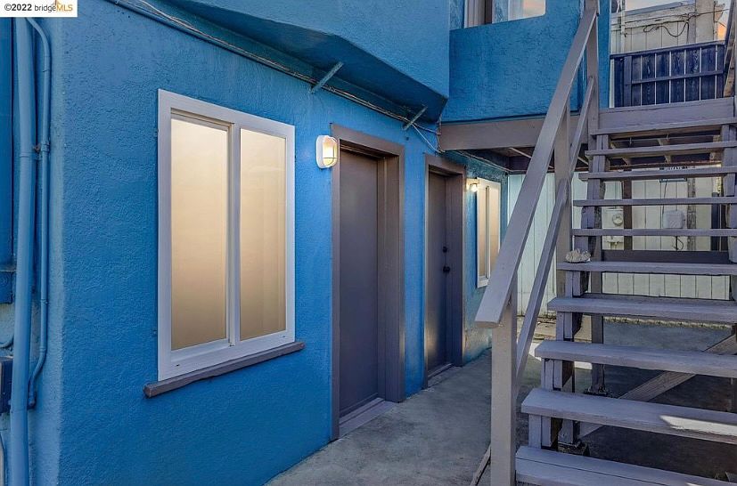 Front entry with view of street parking. Easy in and out.