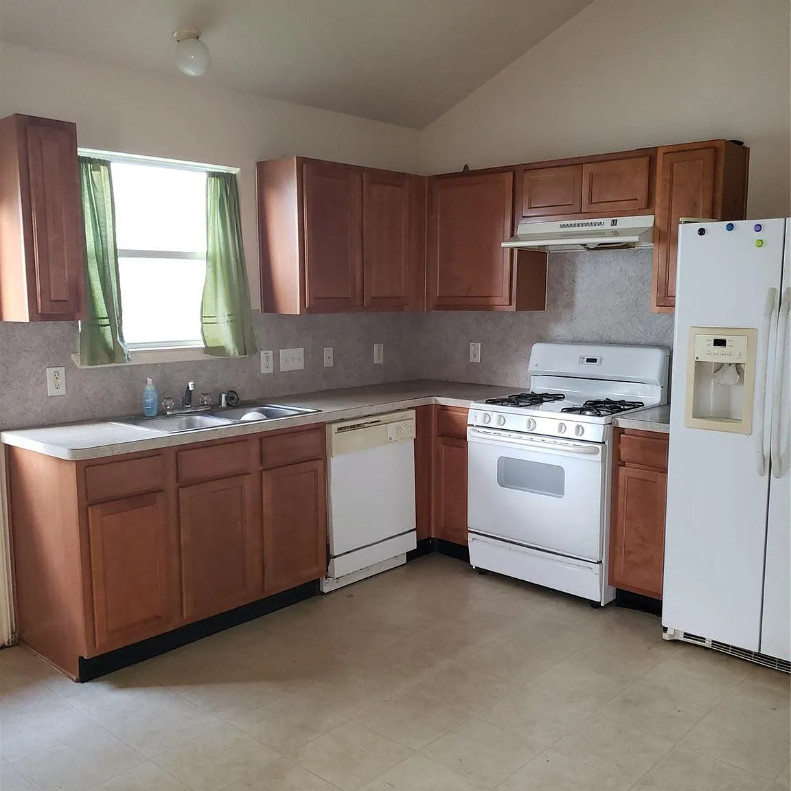3 bed, 1.0 bath, 1056 sqft, $1,500 — Photo 4
