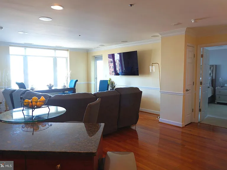 100 Harborview #611 — Photo 4