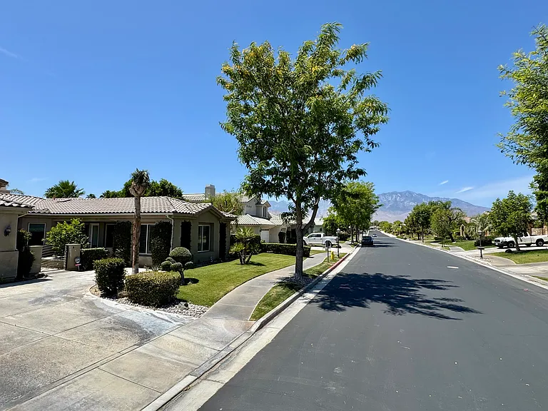 25 Buckingham Way — Photo 33