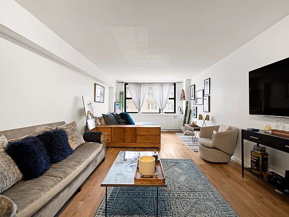 4th image of 130 E 18th St APT 14L
