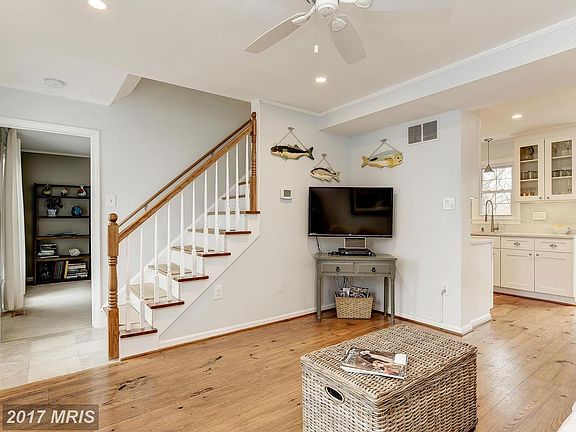 4th image of 1045 Hyde Park Dr