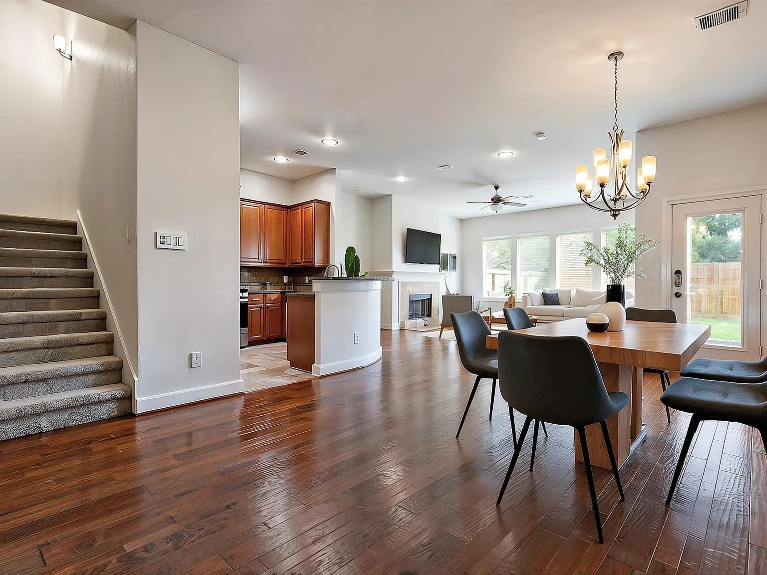 3 bed, 2133 sqft, $2,350 — Photo 4
