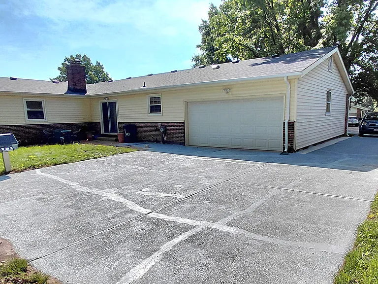 874 Hollyridge Dr — Photo 17