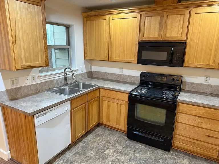 18530 White Tail Ave — Photo 2