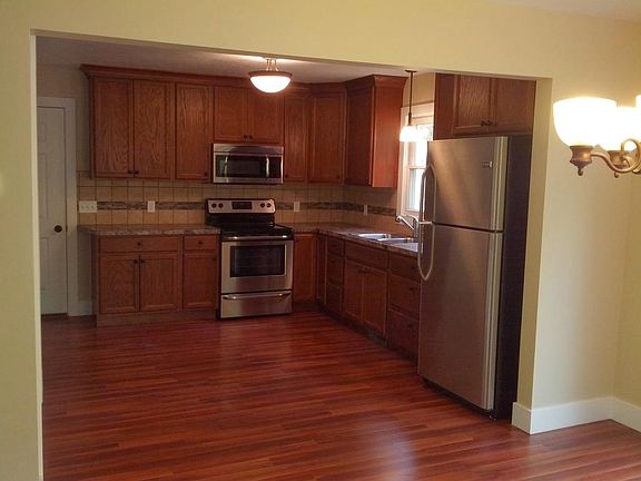 4th image of 297 W Carole St