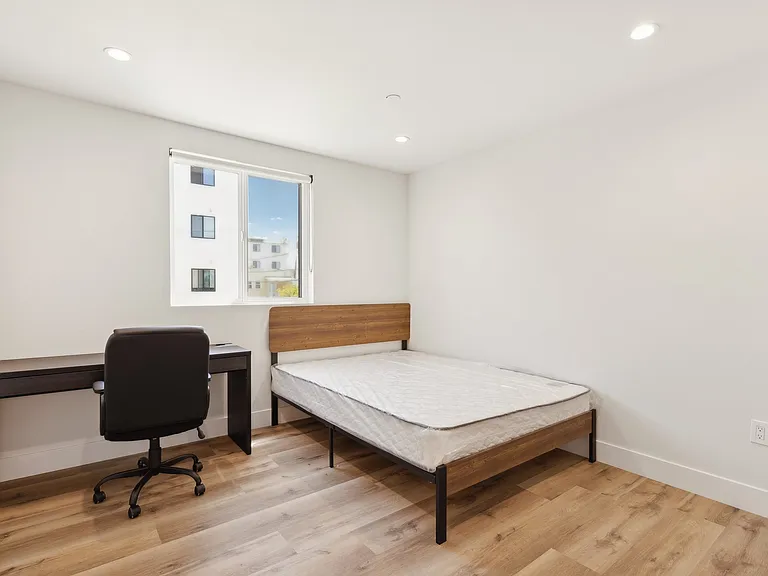 1326 W 35th Pl — Photo 18