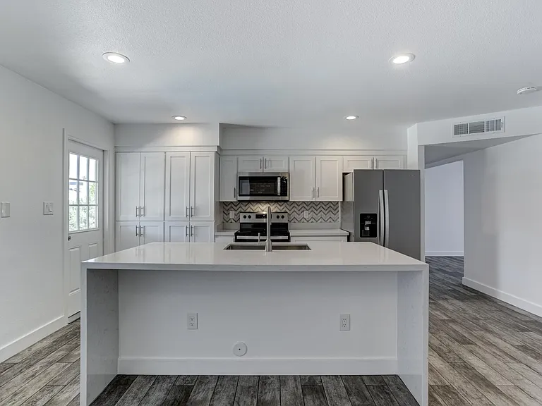 2500 E Hermosa Dr — Photo 34