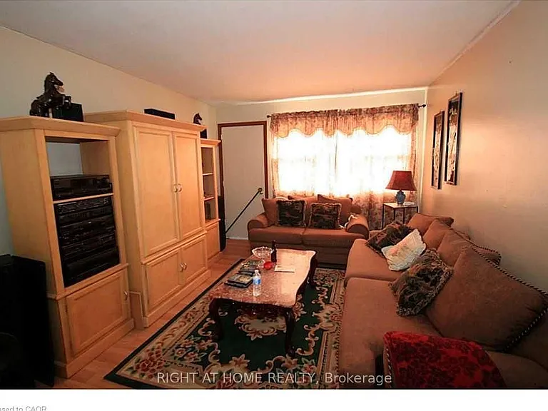 115 6th Ave — Photo 6