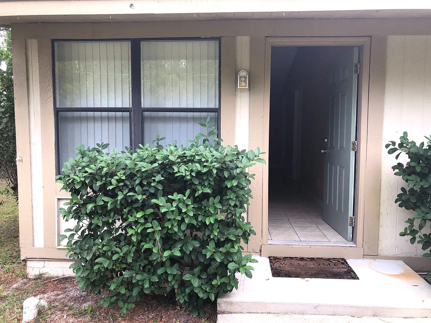 Move In Now!! New Vinyl Plank Flooring In Bedrooms- Cozy 2 Bedrooms 1 Bathroom Home On Spacious F... — Photo 3