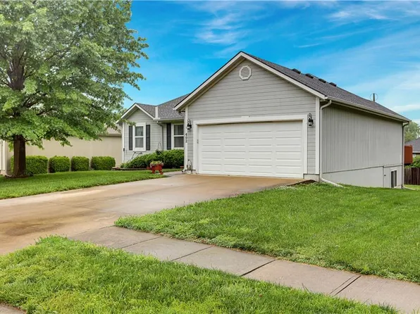 402 Poplar St, Peculiar, MO 64078