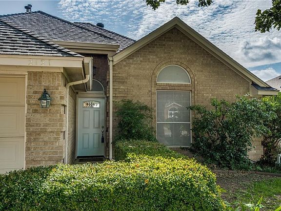 3rd image of 2121 Stoneridge Dr