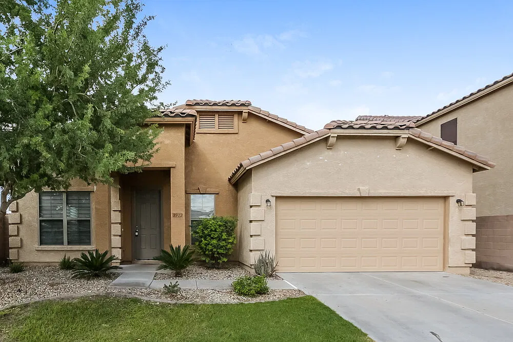 5 bed, 2.0 bath, 2213 sqft, $2,555 — Photo 1