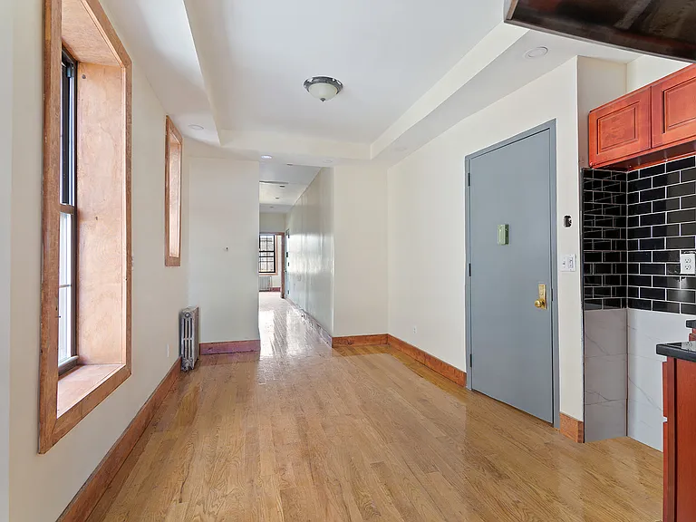1567 De Kalb Ave #3R — Photo 2